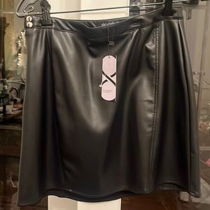 STOOSH PLEATHER BLACK SKIrt BNWT medium side silver zipper w buttons